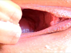 Dainty chick proves that she's the ultimate fisting champion!