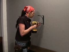 Mit ihrem dicken Titten besteigt sie den Kerl