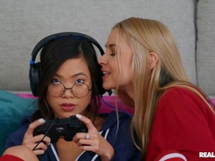 Lesbian cuties put everything away to give cunnilinguses